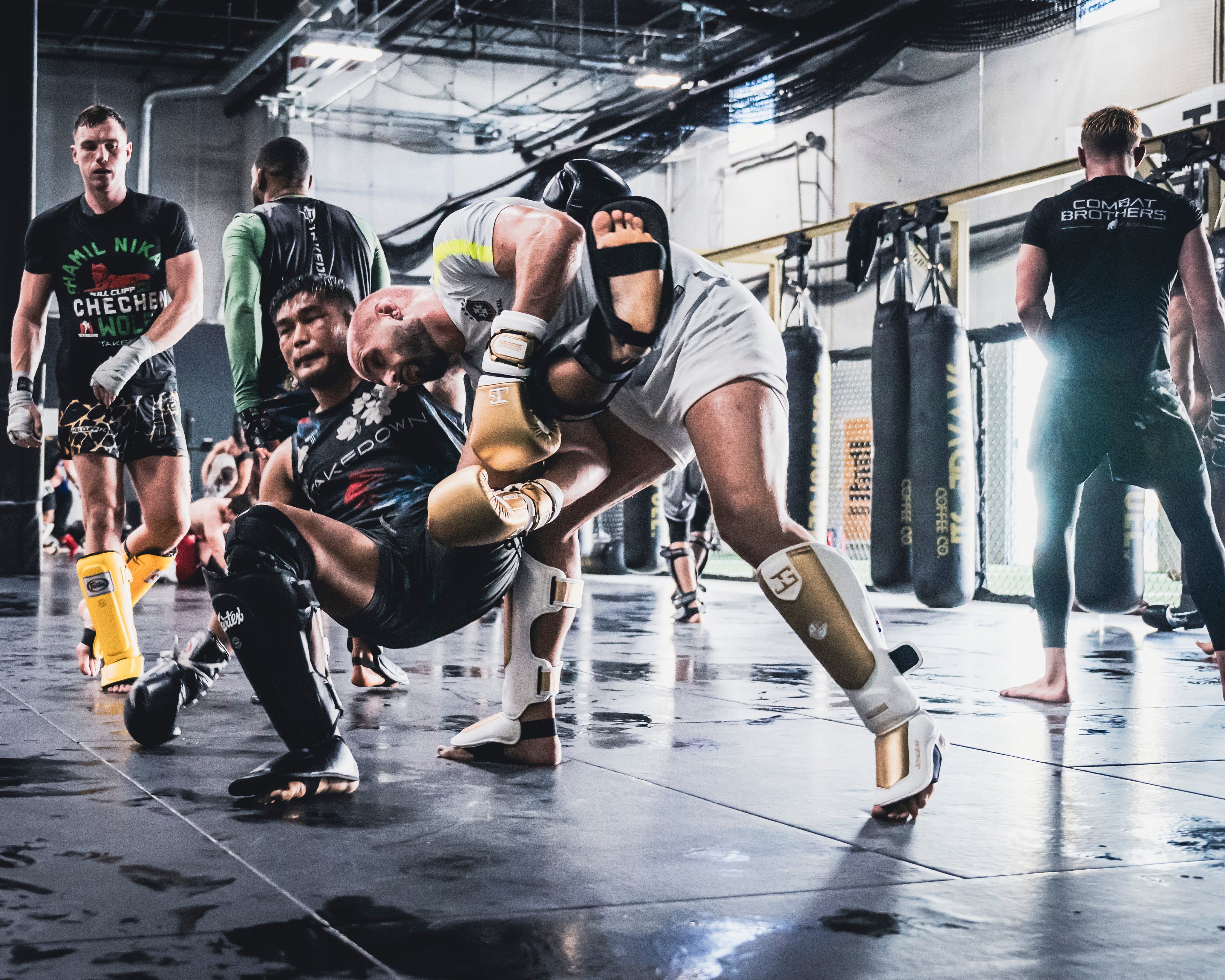 Submissies om te leren in MMA: cruciale technieken die het verschil maken