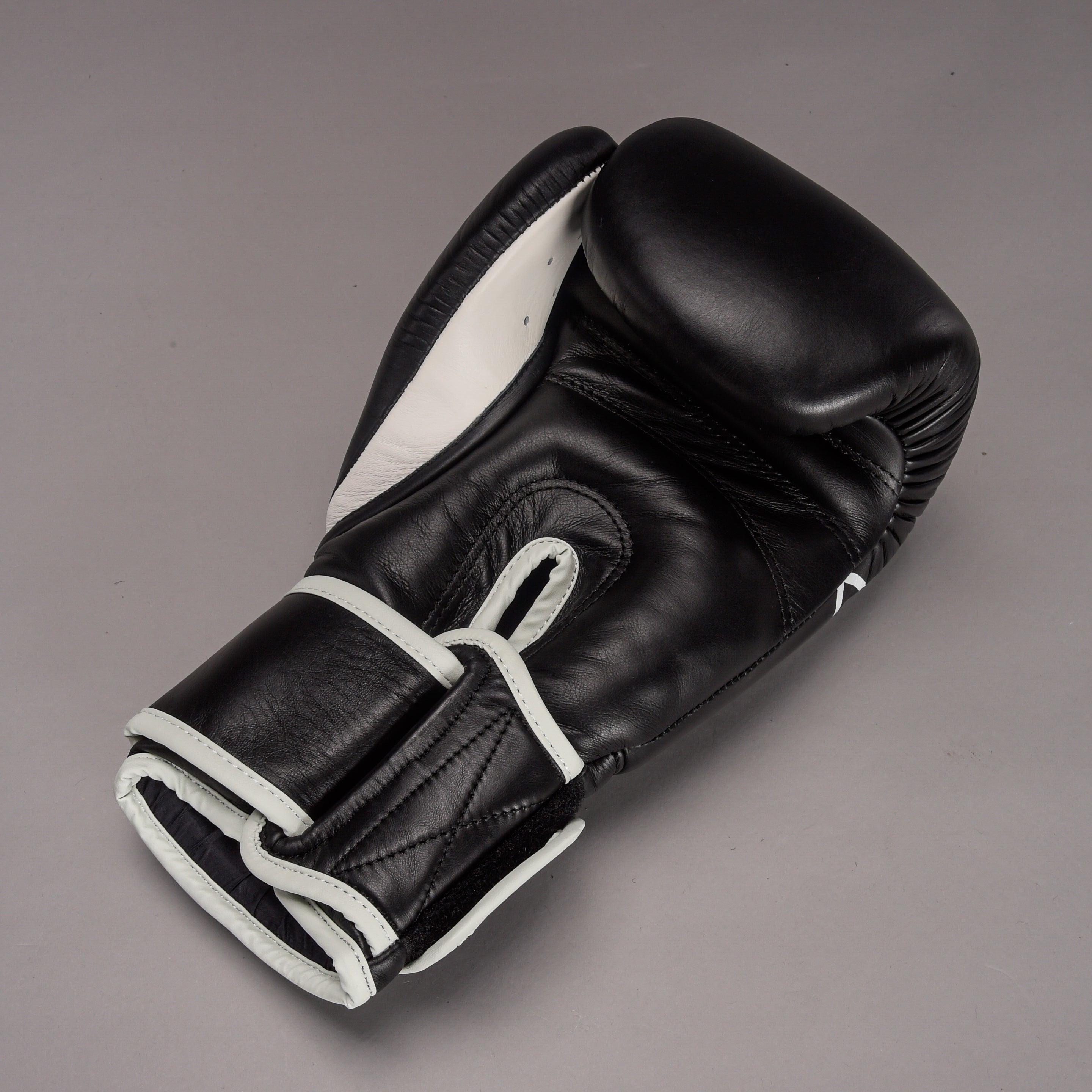 Joya Strike (Kick-)Boxhandschuhe - Schwarz/Weiß