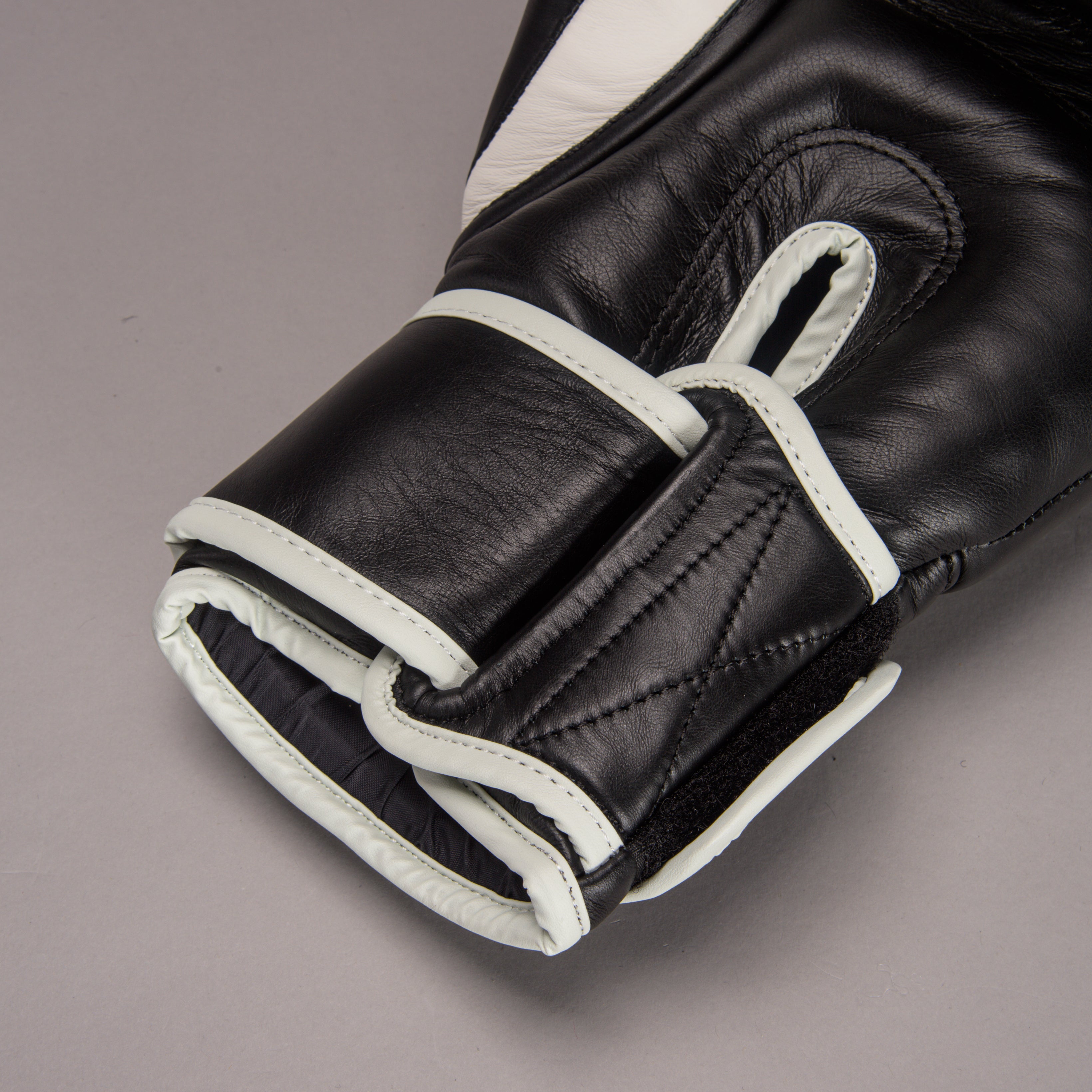 Joya Strike (Kick-)Boxhandschuhe - Schwarz/Weiß